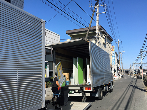 トラック搬入中